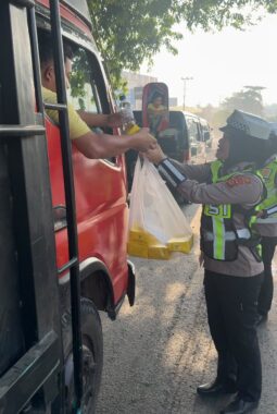 Satlantas Polres Banyuasin Gelar Bakti Sosial, Pererat Kepedulian kepada Pengemudi Truk