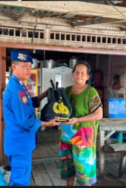 Jumat Berbagi Satpolairud Polres Banyuasin, Bantu Masyarakat Pesisir dan Nelayan di Perairan
